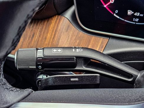 Used 2025 Mercedes-Benz C 300 4MATIC Sedan image 21