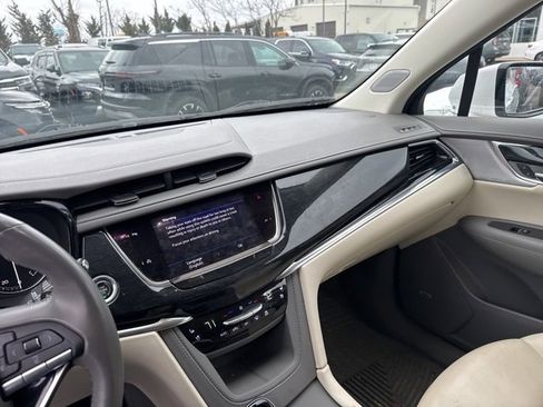 Used 2023 Cadillac XT6 Premium Luxury image 6
