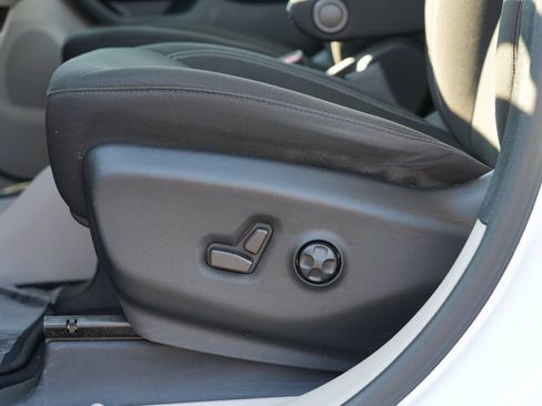 Used 2021 Chrysler Voyager L FWD image 15