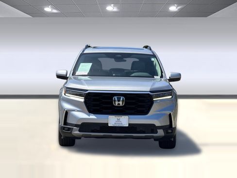 Certified 2025 Honda Pilot Touring image 5