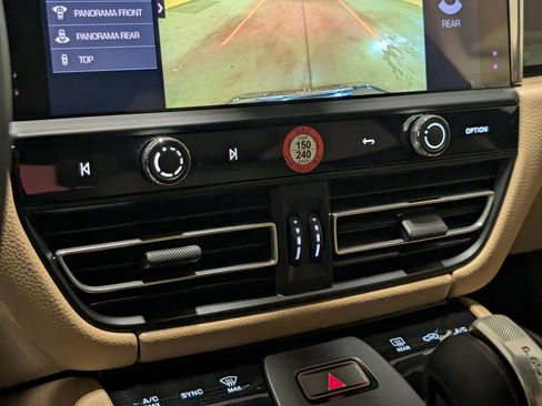 Certified 2025 Porsche Macan image 39