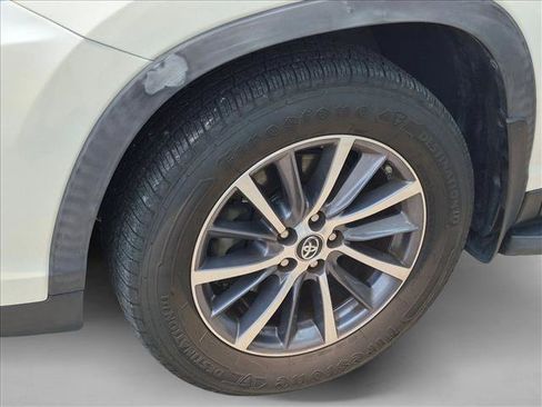 Used 2019 Toyota Highlander XLE AWD/4WD image 22