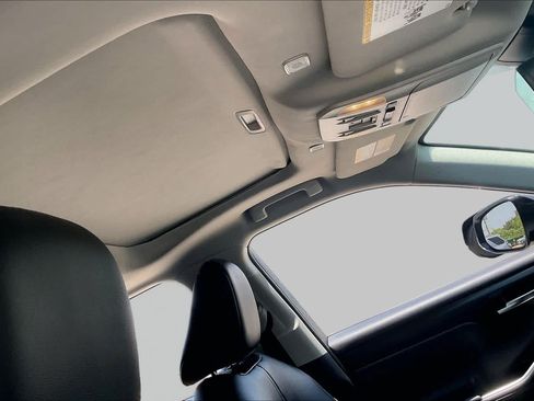 Used 2025 Toyota Highlander XLE FWD image 13