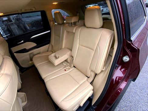 Used 2019 Toyota Highlander XLE image 19