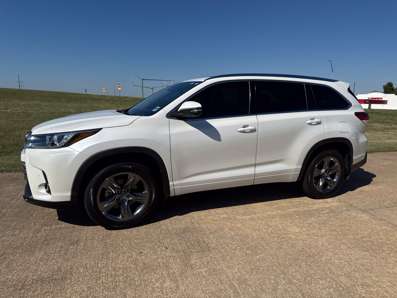 Used 2018 Toyota Highlander Limited Platinum w/ Carpet Mat Package (TMS) AWD/4WD image 4