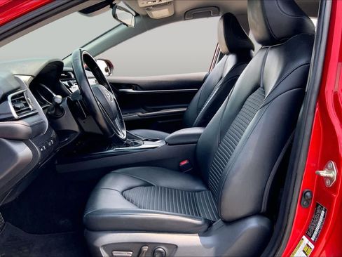 Used 2020 Toyota Camry SE FWD image 8