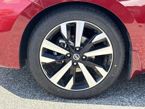 Certified 2022 Nissan Versa SR w/ Convenience Package FWD image 11