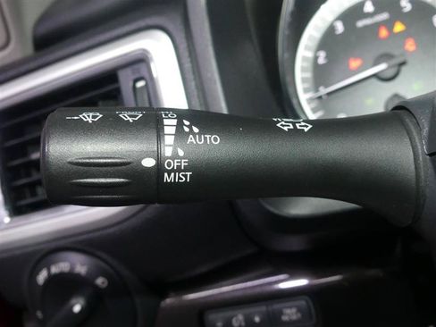 Used 2017 Nissan Titan SV AWD/4WD image 34