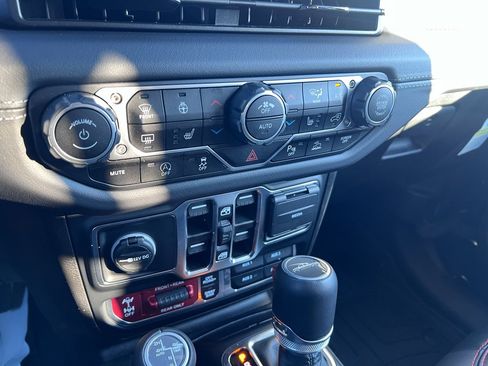 Used 2025 Jeep Gladiator Rubicon image 24