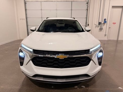 Used 2025 Chevrolet Trax LT FWD image 2