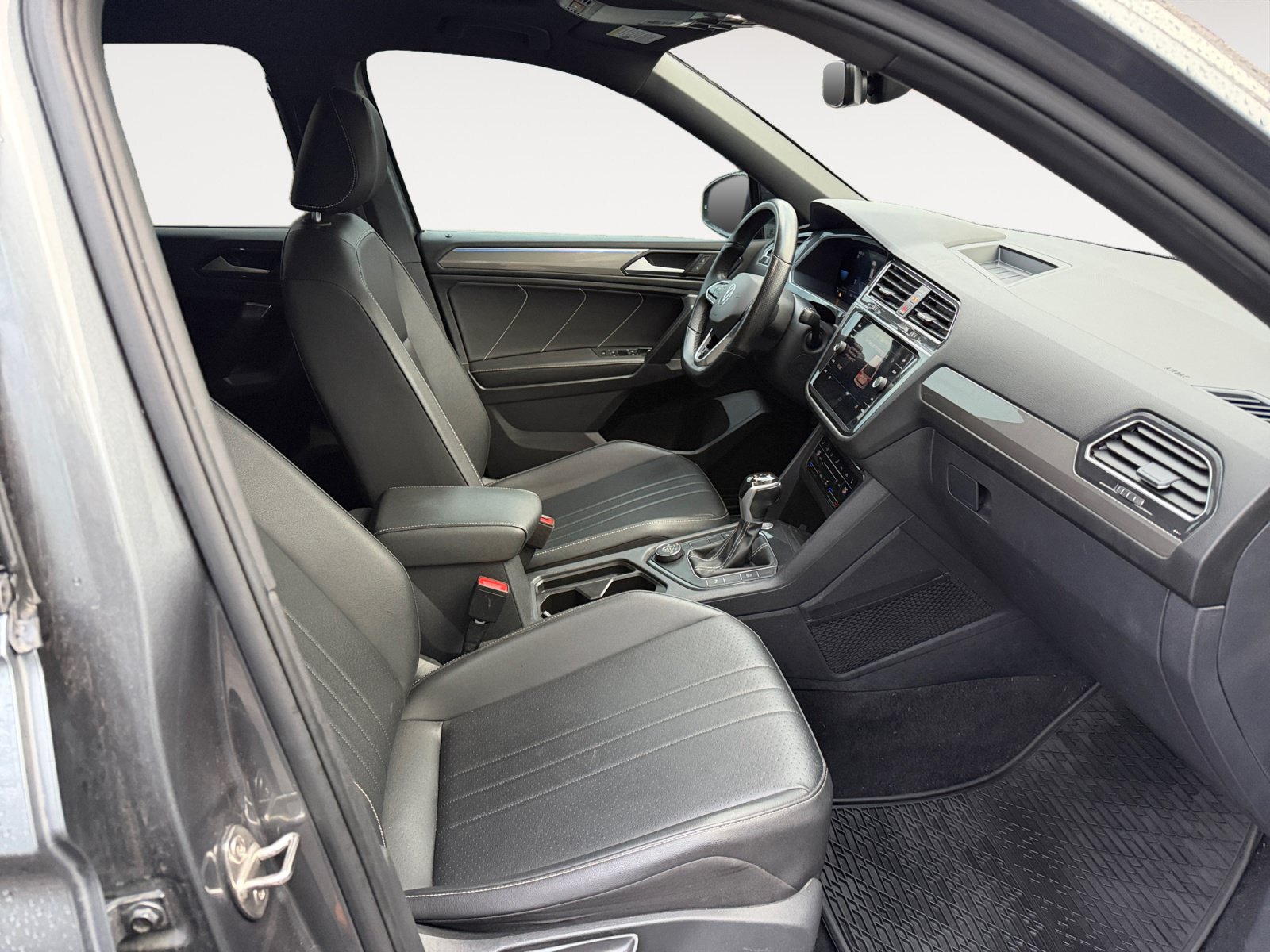 Used 2023 Volkswagen Tiguan SE R-Line AWD/4WD image 15