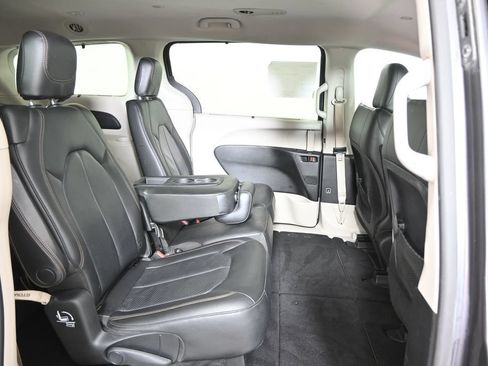 Used 2019 Chrysler Pacifica Touring-L FWD image 15