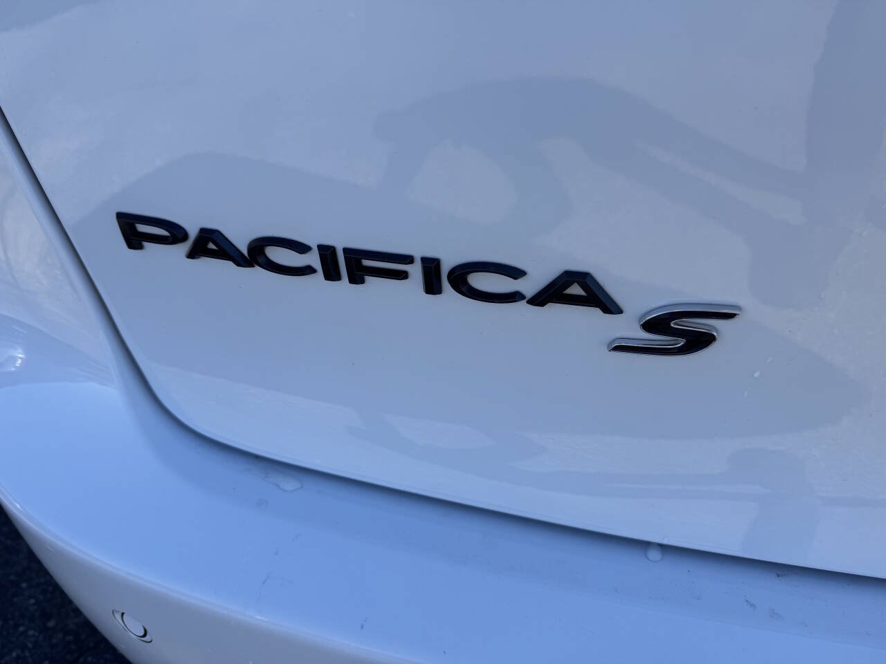 Used 2023 Chrysler Pacifica Limited w/ Uconnect Theater Family Group FWD image 30
