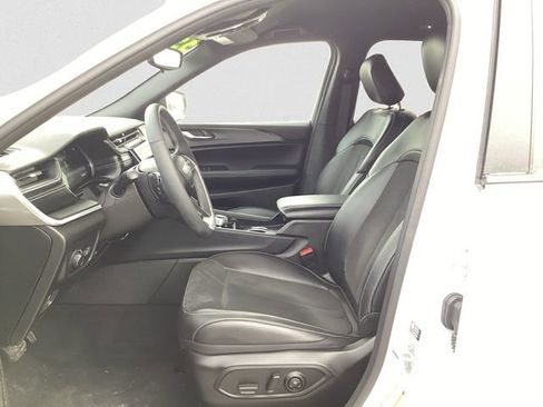 Certified 2024 Jeep Grand Cherokee Altitude image 9