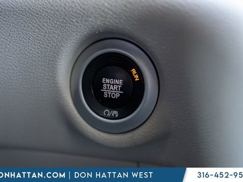 Used 2023 Chrysler Pacifica Touring-L FWD image 13