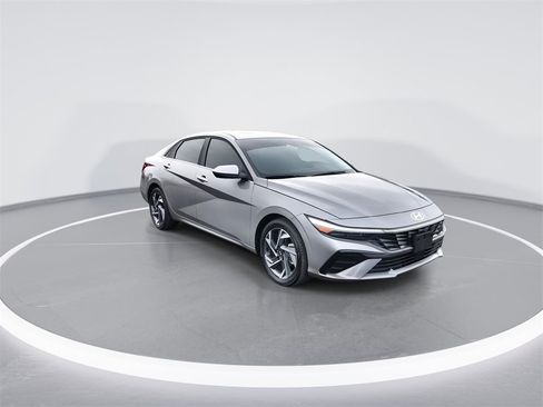 Used 2024 Hyundai Elantra SEL w/ Convenience Package image 2