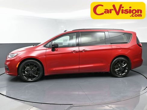 Used 2025 Chrysler Pacifica Limited image 5