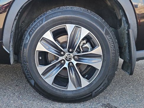 Used 2021 Toyota Highlander XLE image 27