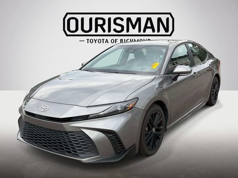 Used 2025 Toyota Camry SE FWD image 3