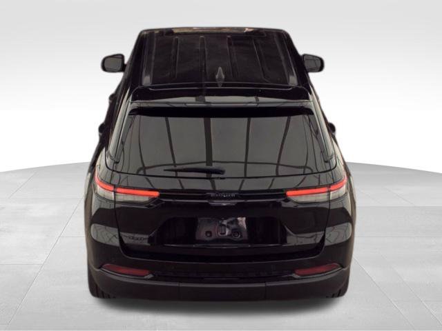 Used 2024 Jeep Grand Cherokee Altitude AWD/4WD image 5