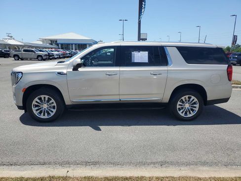 Used 2023 GMC Yukon XL SLT AWD/4WD image 2