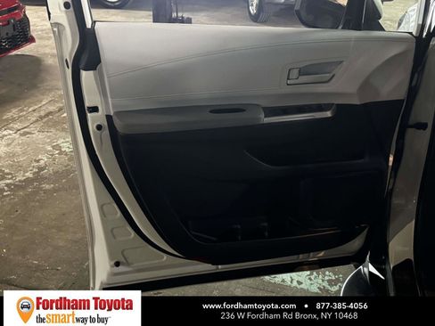 Used 2025 Toyota Sienna LE FWD image 14