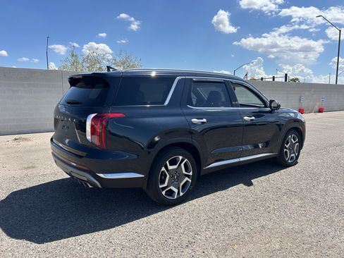 Used 2023 Hyundai Palisade Limited w/ Winter Package FWD image 5