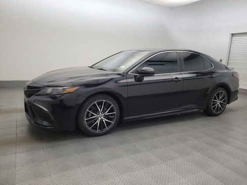 Used 2021 Toyota Camry SE image 2