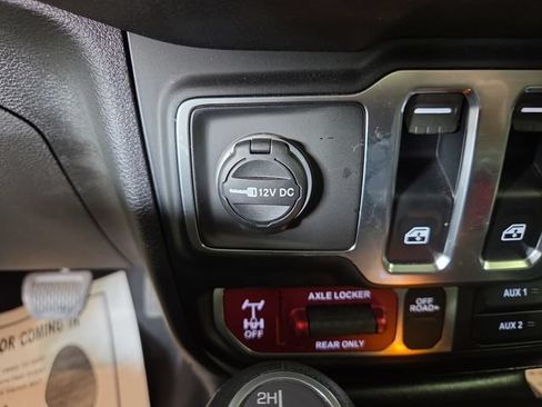 Used 2025 Jeep Wrangler Sport AWD/4WD image 19