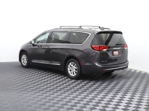 Used 2020 Chrysler Pacifica Touring-L FWD image 6
