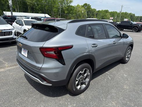 New 2026 Chevrolet Trax LT w/ Driver Confidence Package FWD image 5