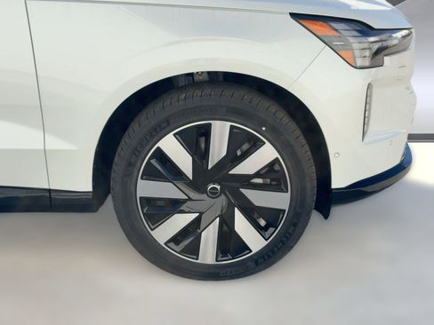 New 2025 Volvo EX90 Plus image 12