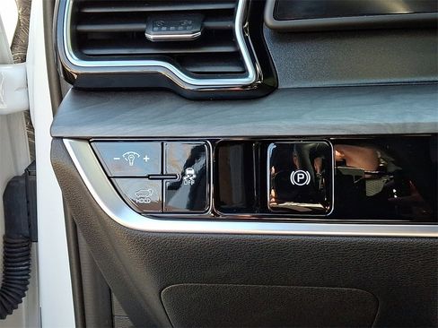 Used 2025 Kia Sportage X-Line w/ Premium Package image 28