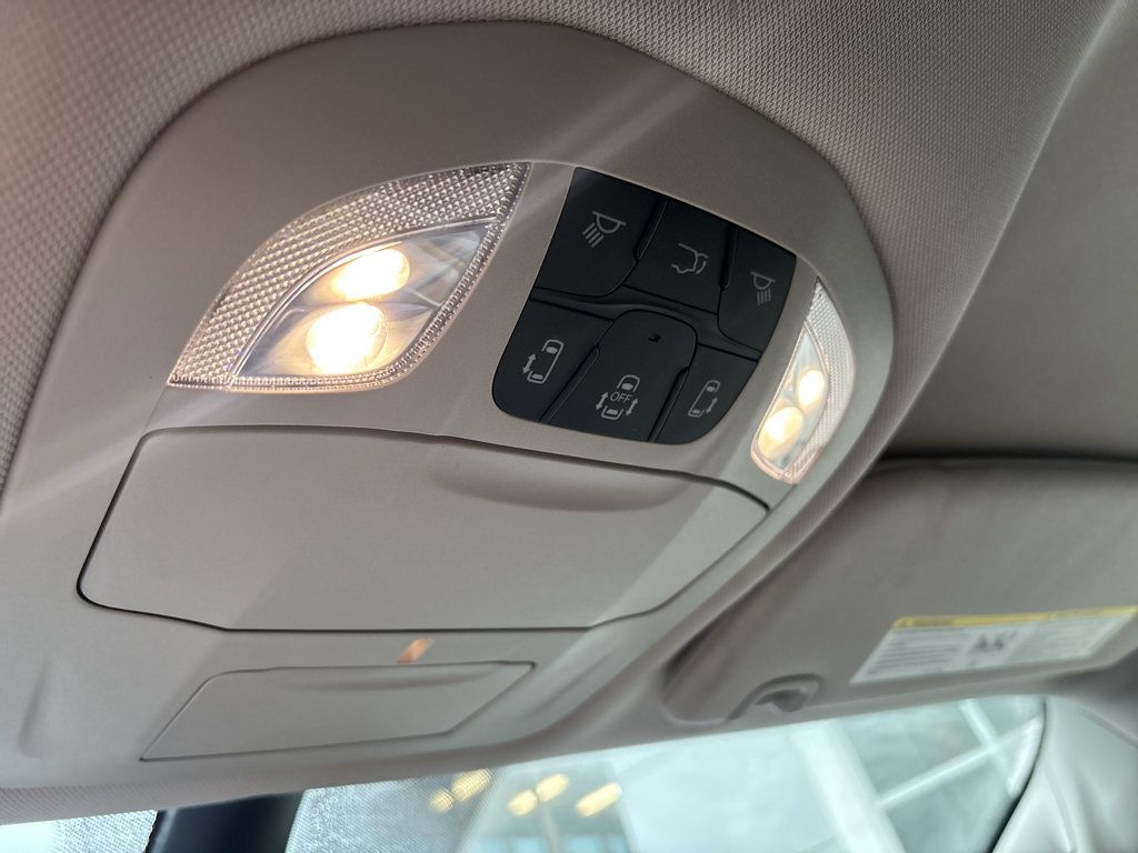 Used 2023 Chrysler Pacifica Touring-L FWD image 14