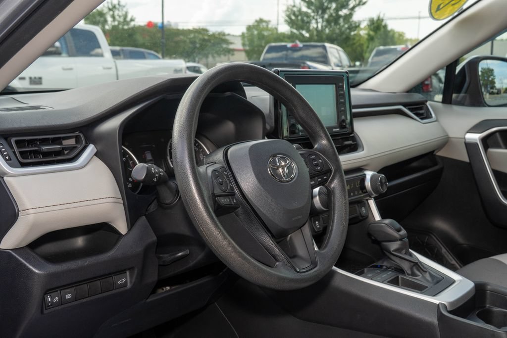 Used 2021 Toyota RAV4 XLE w/ Convenience Package FWD image 14