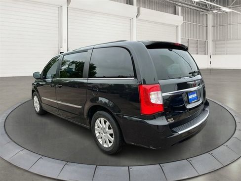 Used 2014 Chrysler Town & Country Touring FWD image 2