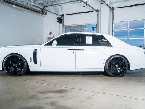 Used 2023 Rolls-Royce Phantom Sedan image 9