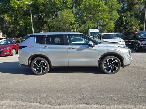 Used 2024 Mitsubishi Outlander SE image 3