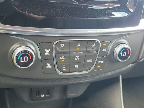 Used 2023 Chevrolet Traverse LT FWD image 23