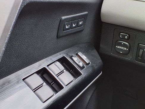 Used 2017 Toyota RAV4 Limited image 31