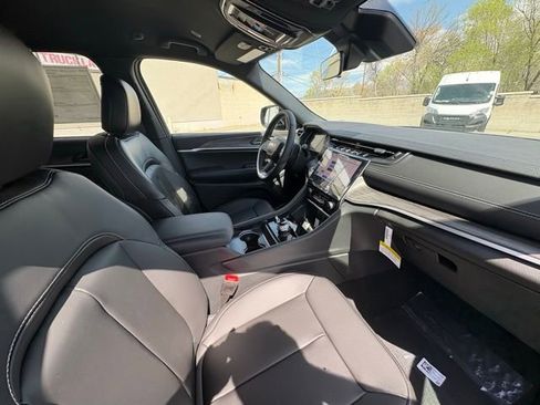 New 2025 Jeep Grand Cherokee Limited w/ Trailer Tow Package image 31