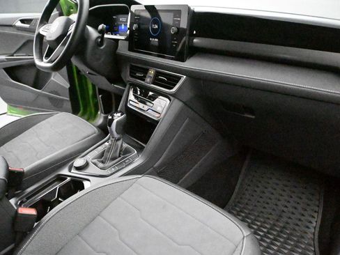 Certified 2025 Volkswagen Taos SE image 18