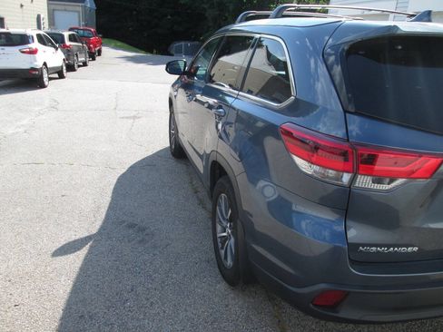 Used 2019 Toyota Highlander XLE AWD/4WD image 8