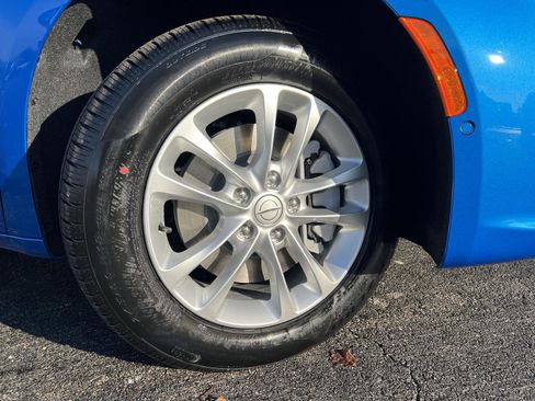 New 2026 Chrysler Pacifica Select image 2