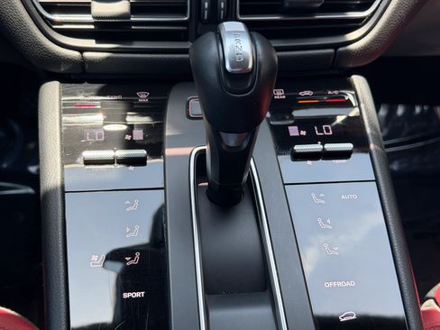 Used 2023 Porsche Macan AWD/4WD image 29