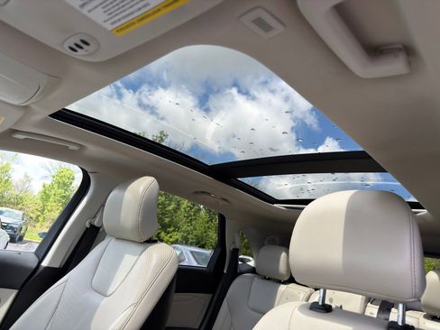 Used 2019 Ford Edge Titanium w/ Equipment Group 301A AWD/4WD image 15