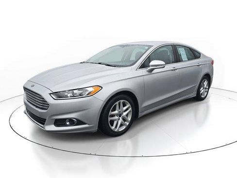 Used 2014 Ford Fusion SE w/ Equipment Group 202A image 2
