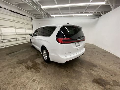 Used 2024 Chrysler Pacifica Touring-L image 4