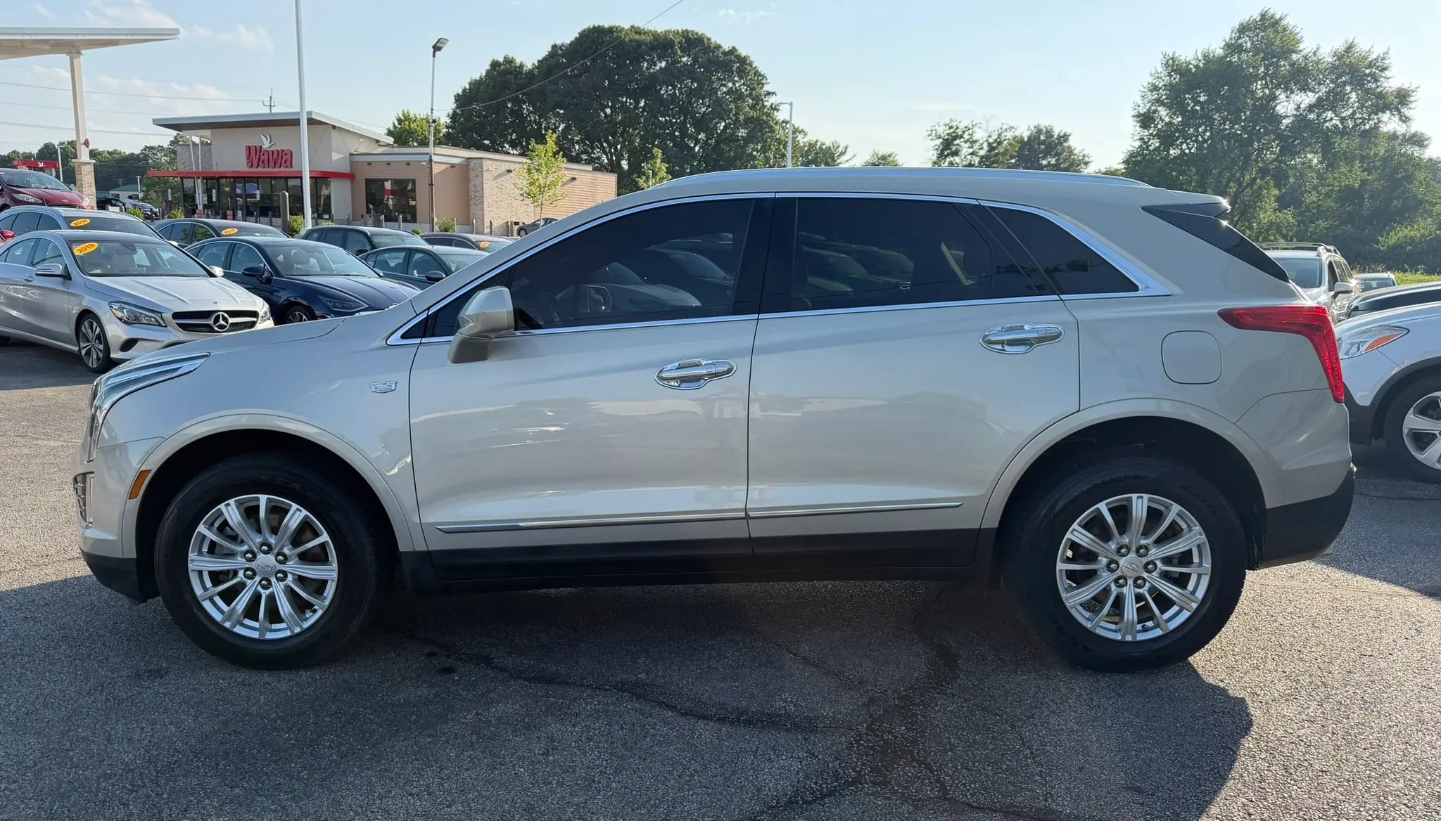 Used 2017 Cadillac XT5 FWD image 2