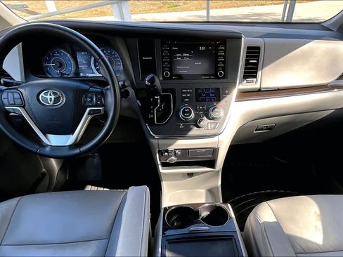 Used 2019 Toyota Sienna XLE image 15